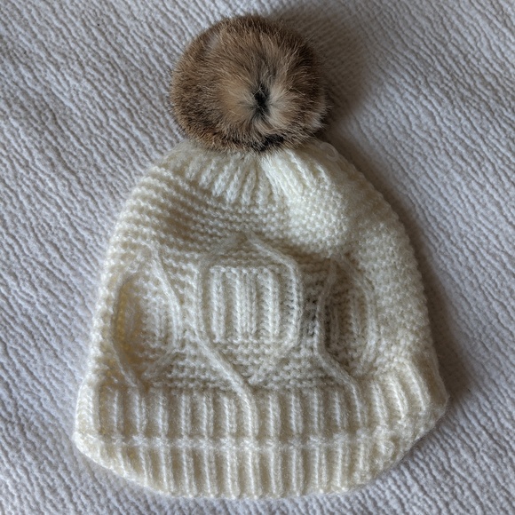 Cozy Winter White Hat & Glove set - Picture 4 of 6